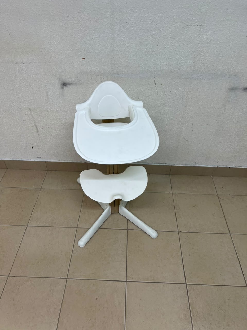 Stokke Nomi High Chair in white, complete with a Baby Set and a tray. - Image 4