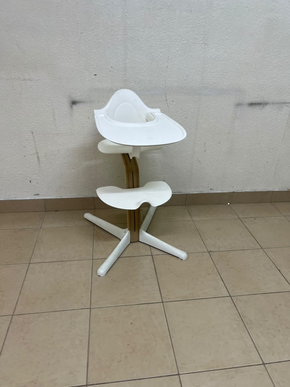 Stokke Nomi High Chair in white, complete with a Baby Set and a tray. - Image 5