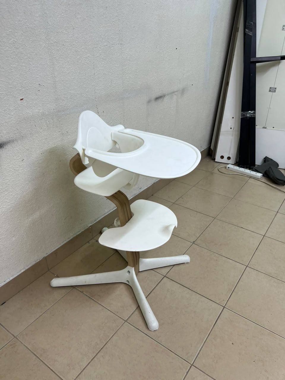 Stokke Nomi High Chair in white, complete with a Baby Set and a tray. - Image 7
