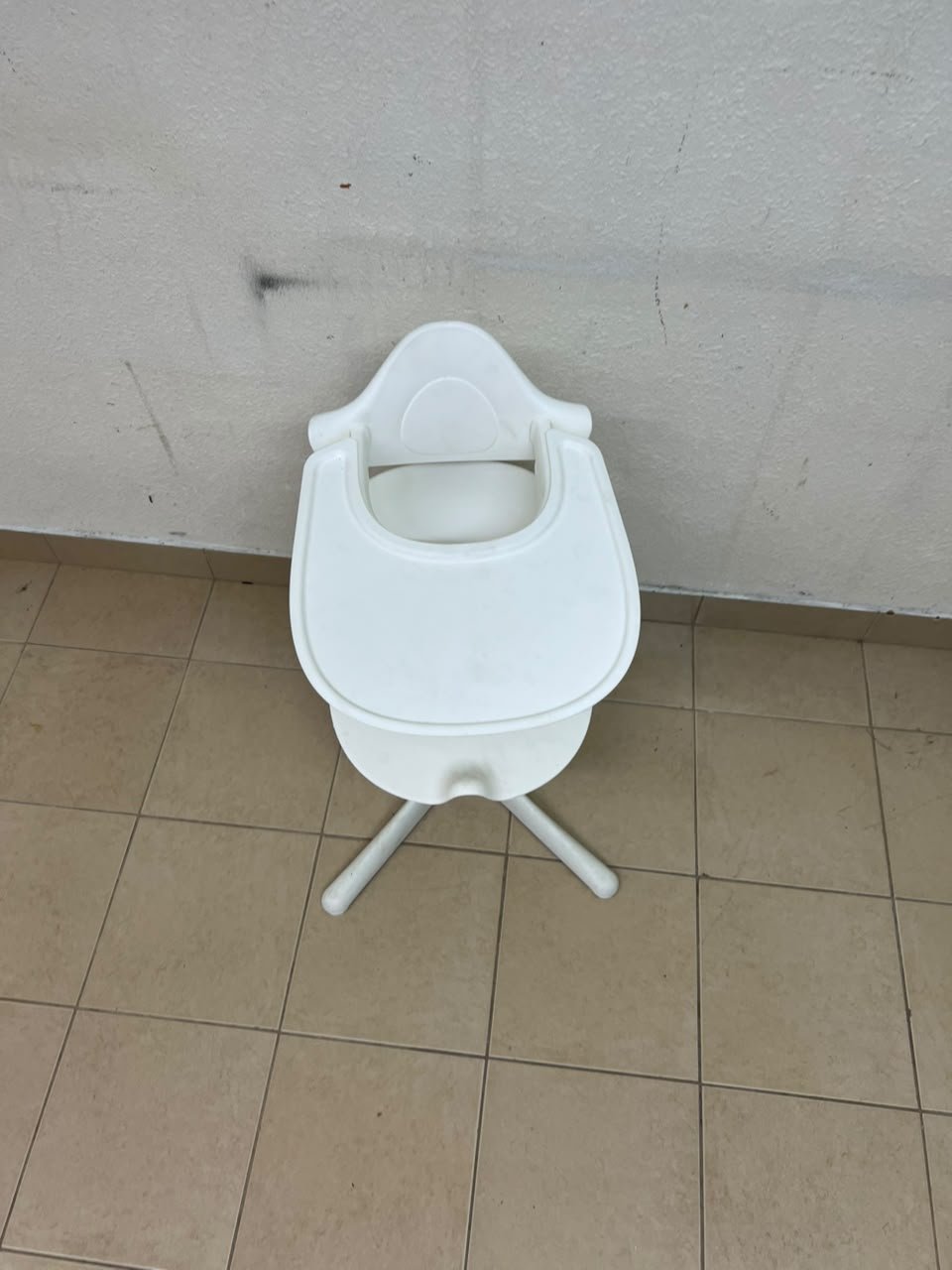 Stokke Nomi High Chair in white, complete with a Baby Set and a tray. - Image 8