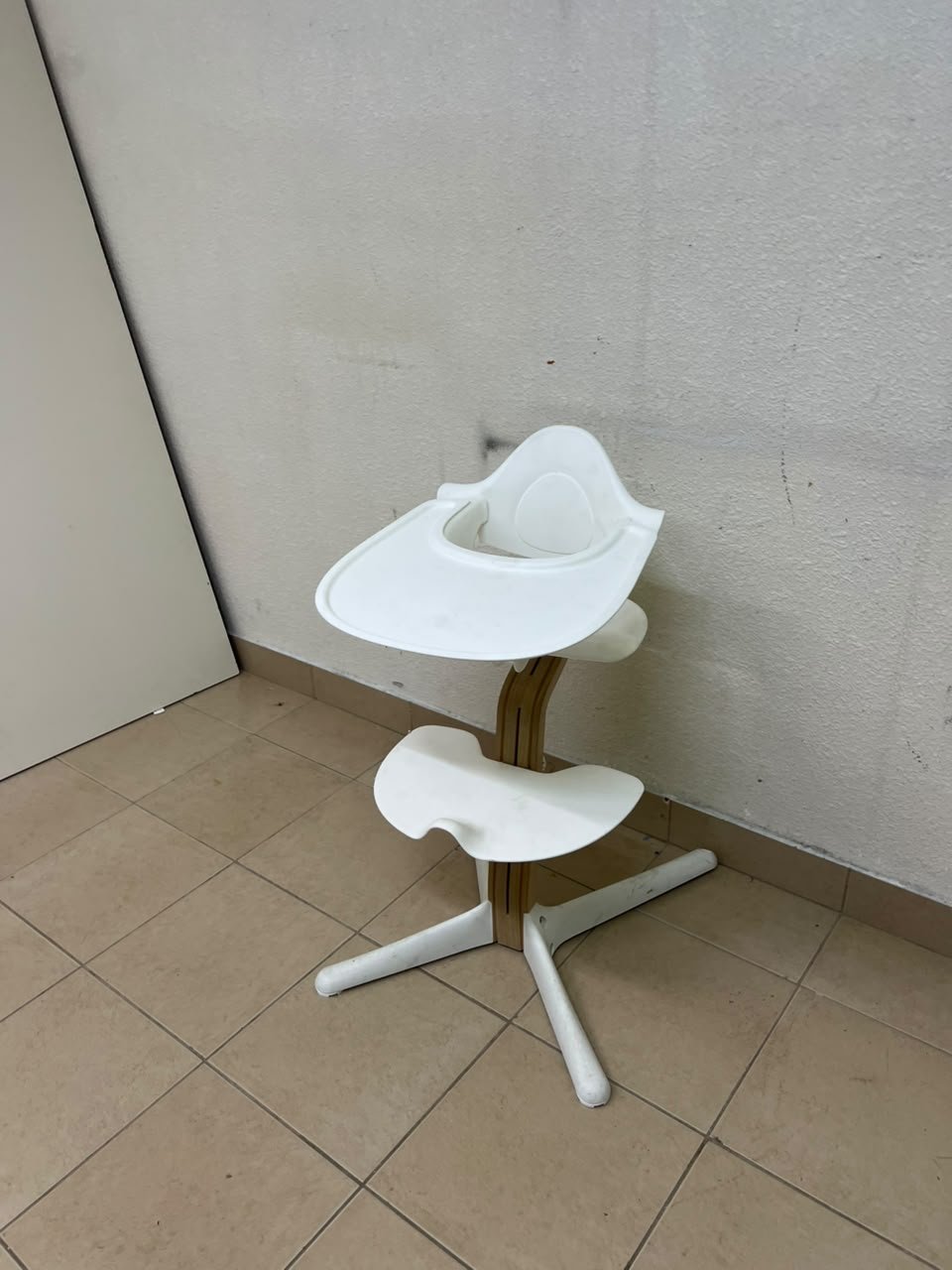 Stokke Nomi High Chair in white, complete with a Baby Set and a tray. - Image 9