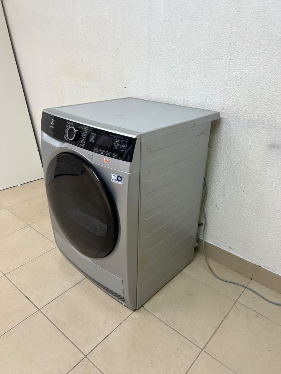 Electrolux front-loading clothes dryer, silver, 9 kg capacity - Image 2