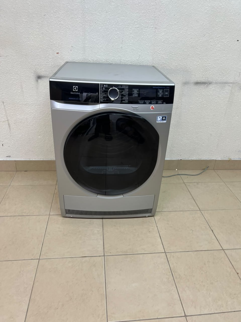 Electrolux front-loading clothes dryer, silver, 9 kg capacity