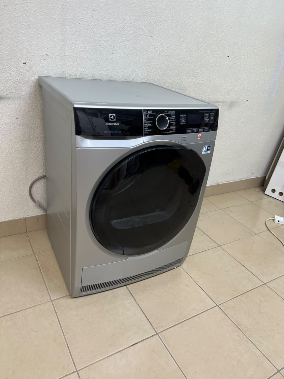 Electrolux front-loading clothes dryer, silver, 9 kg capacity - Image 10