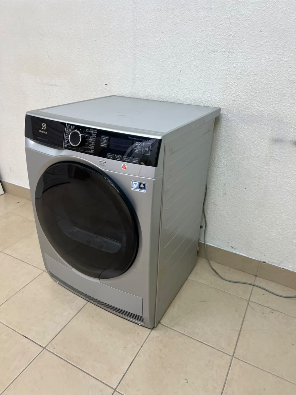 Electrolux front-loading clothes dryer, silver, 9 kg capacity - Image 3
