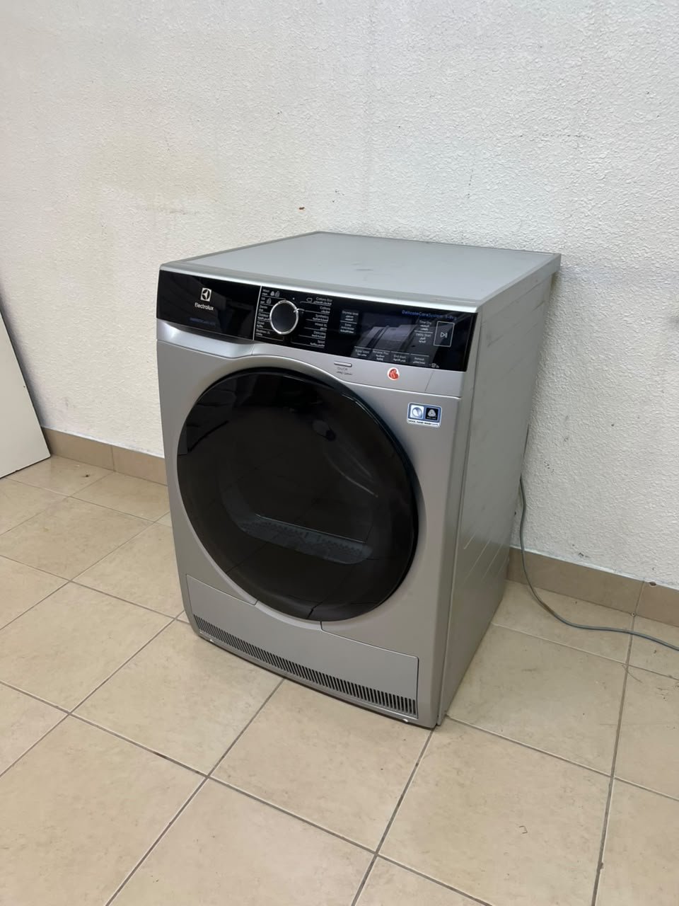 Electrolux front-loading clothes dryer, silver, 9 kg capacity - Image 4