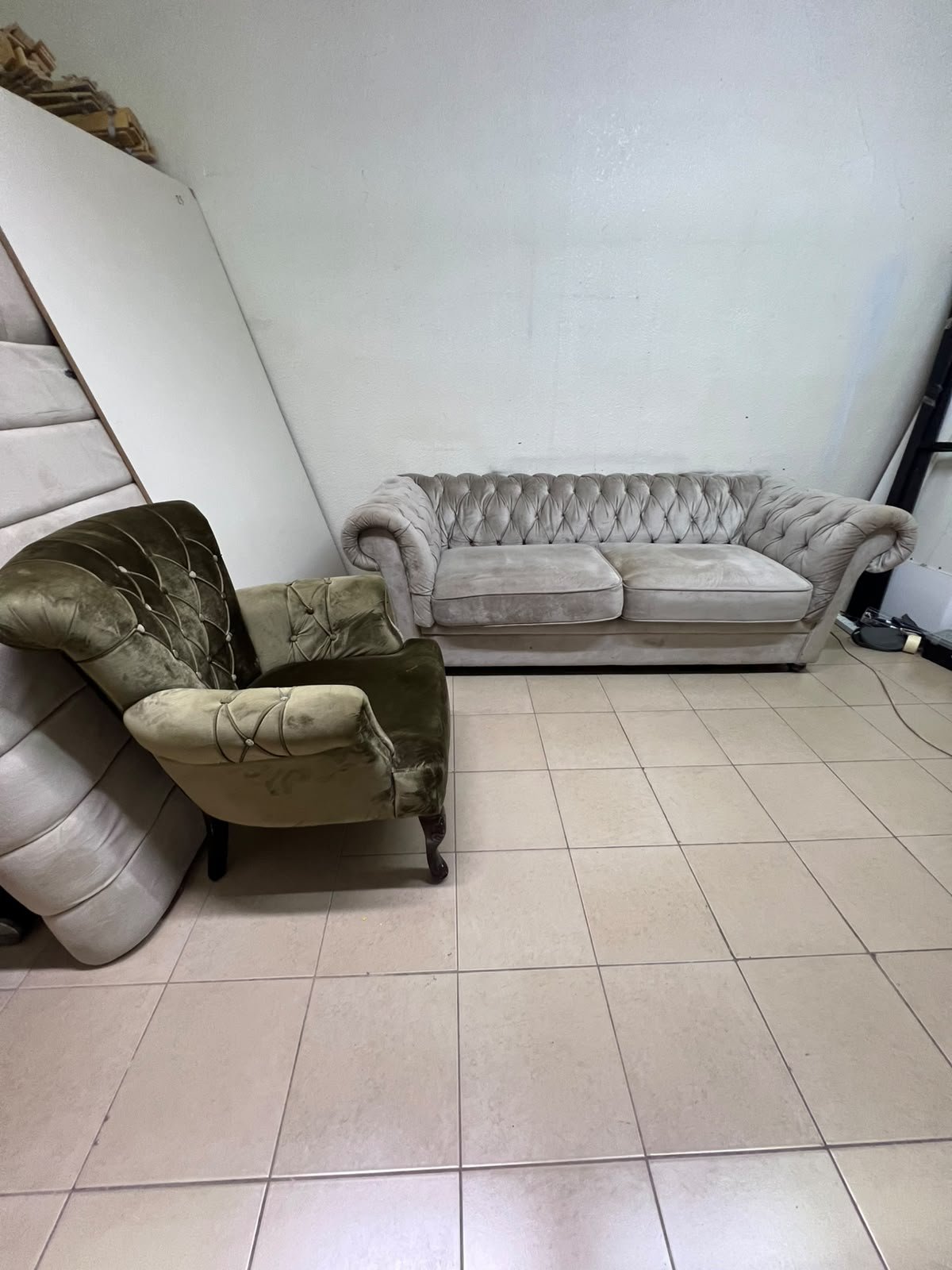 Classic Chesterfield-style furniture upholstered in velvet, featuring a long grey or silver sofa with a button-tufted backrest, accompanied by a matching armchair (fauteuil) in a dark green or olive shade, sharing the same plush, classic design. - Image 9