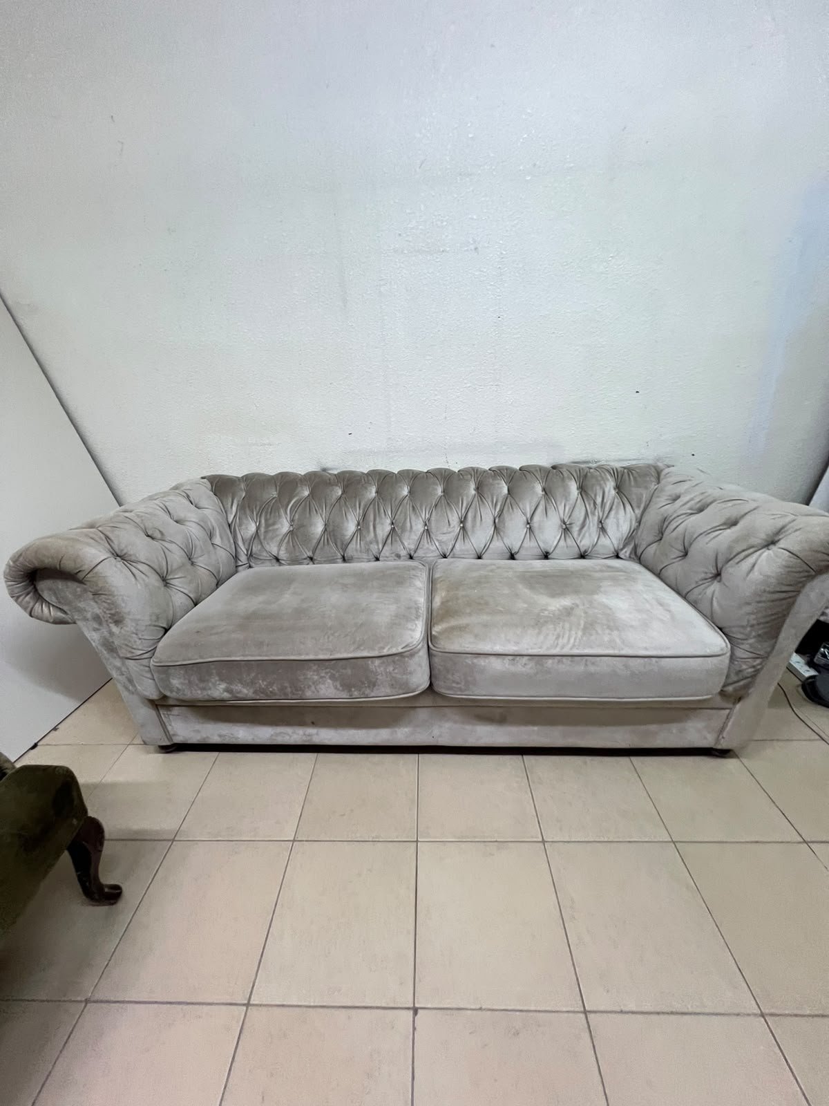 Classic Chesterfield-style furniture upholstered in velvet, featuring a long grey or silver sofa with a button-tufted backrest, accompanied by a matching armchair (fauteuil) in a dark green or olive shade, sharing the same plush, classic design. - Image 7