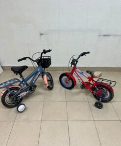 Two children’s bicycles in different colors (blue and red), equipped with training wheels and front baskets. - Image 2
