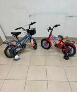 Two children’s bicycles in different colors (blue and red), equipped with training wheels and front baskets. - Image 4